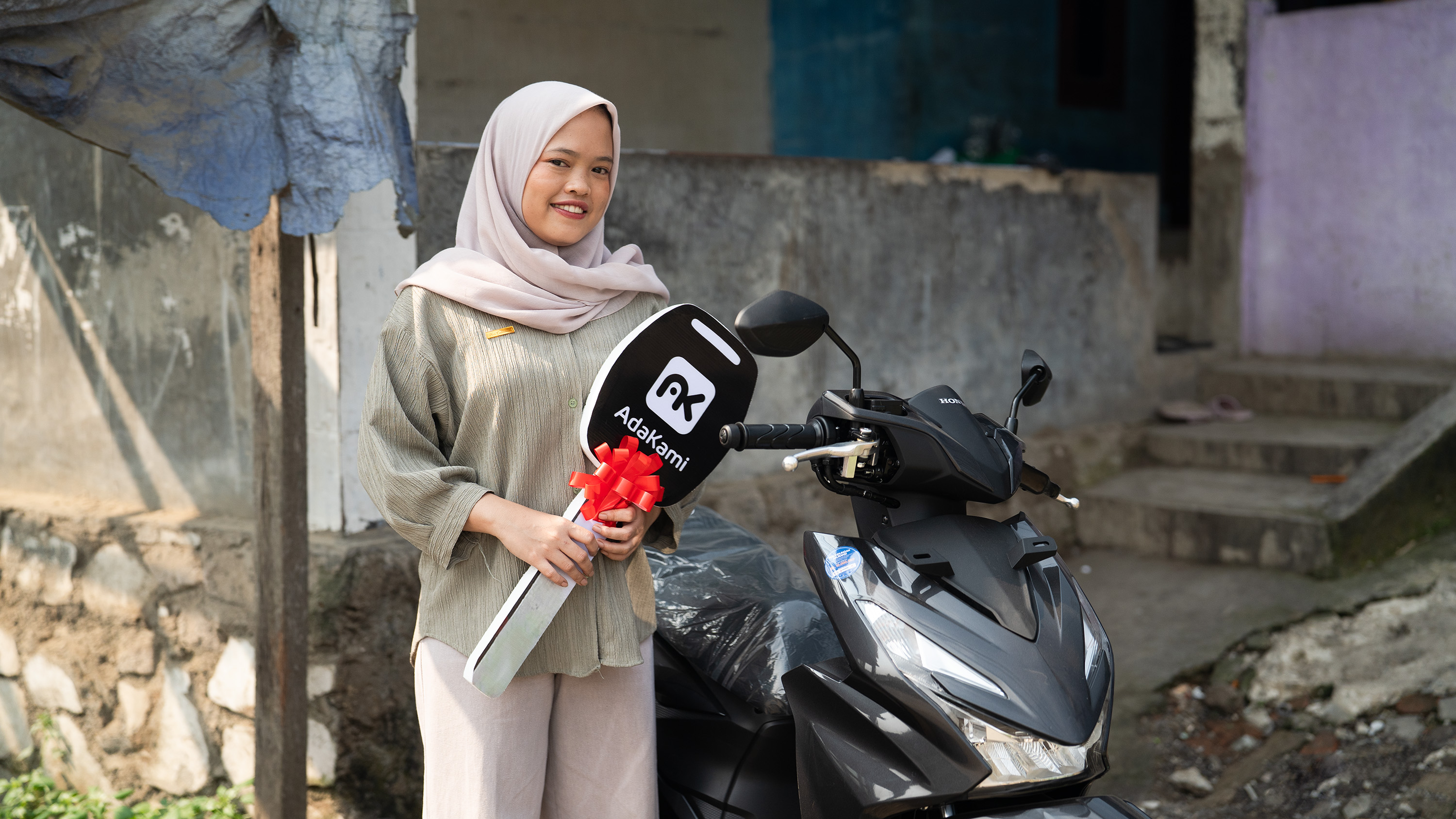 AdaKami Umumkan Pemenang Hadiah Utama Sepeda Motor Program Kejutan Spesial