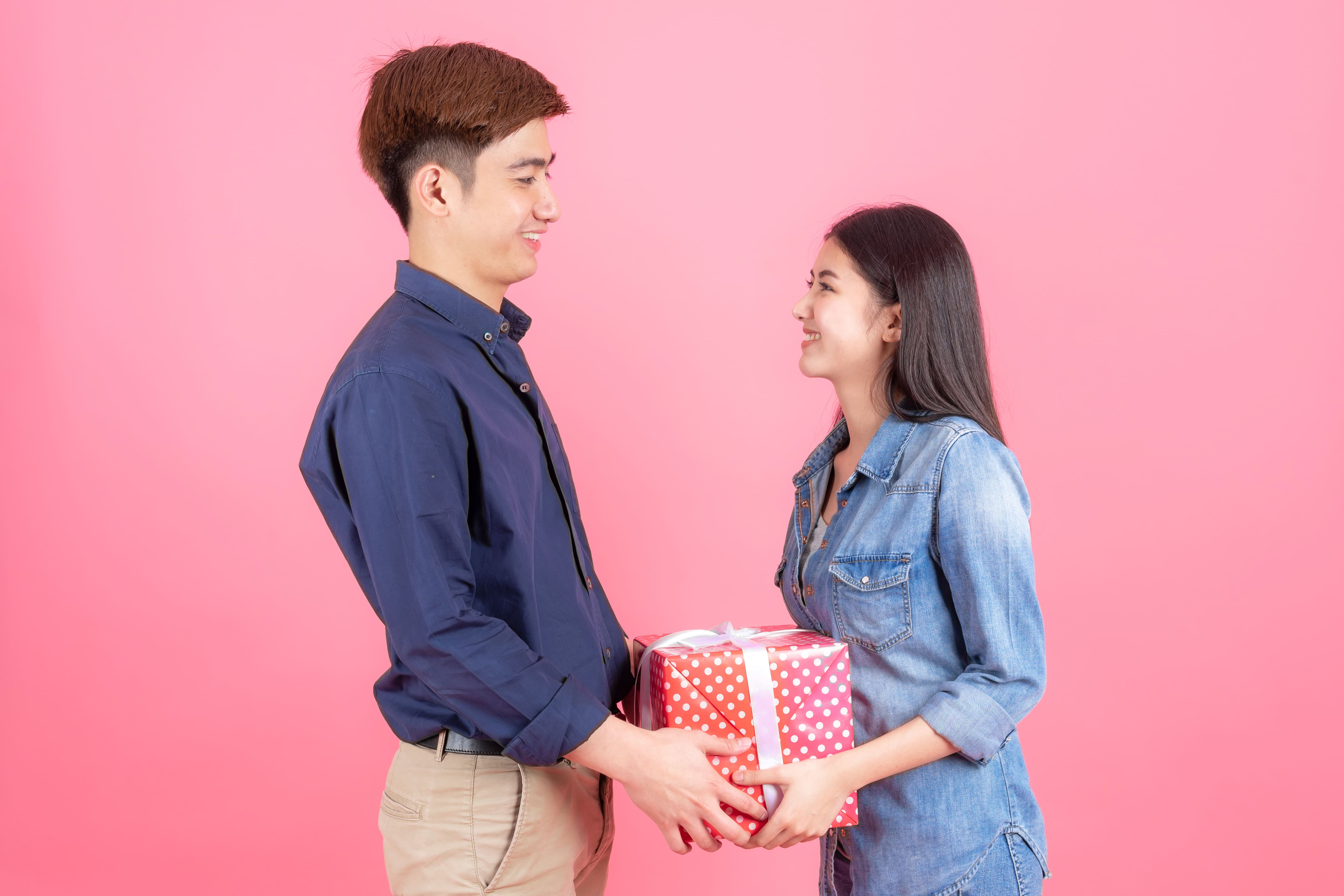 7 Ide Kado untuk Pasangan yang Berkesan, dari Personal sampai Fungsional